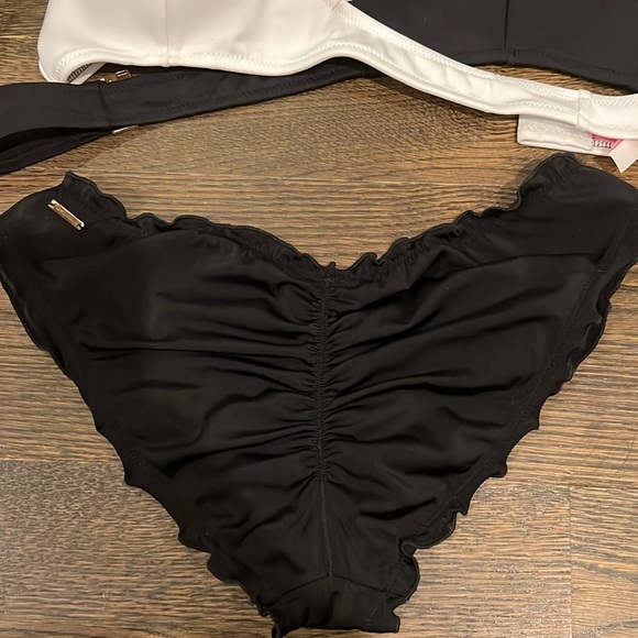 Never Worn Top! “Victoria’s Secret” Chic Bikini Top with Ruffled Bottom! Size M. - Picture 11 of 11